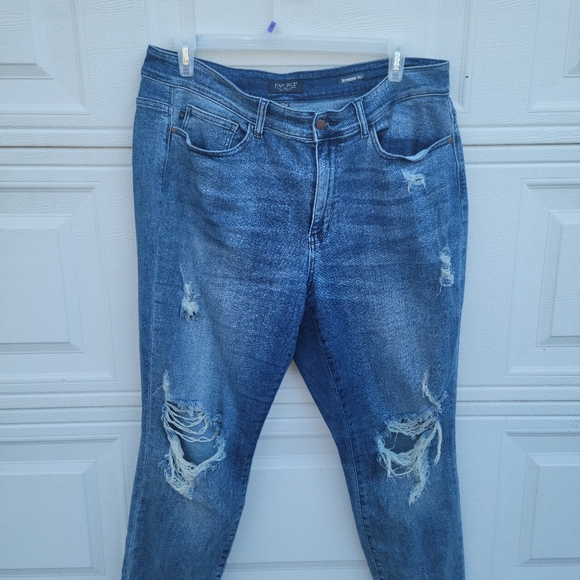 Judy Blue Jeans - Picture 2 of 10